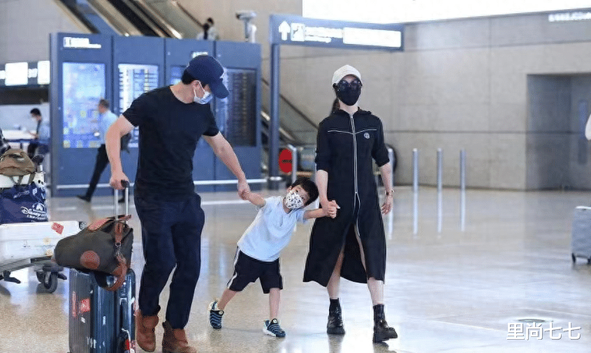 吴京一家首次合体走机场，谢楠穿长衫美腿抢眼，小儿子全程撒娇