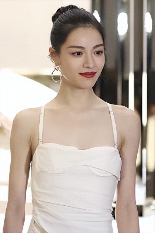 她被冯小刚捧红,成龙接着捧,洪金宝准备捧,为何大佬都偏爱她?