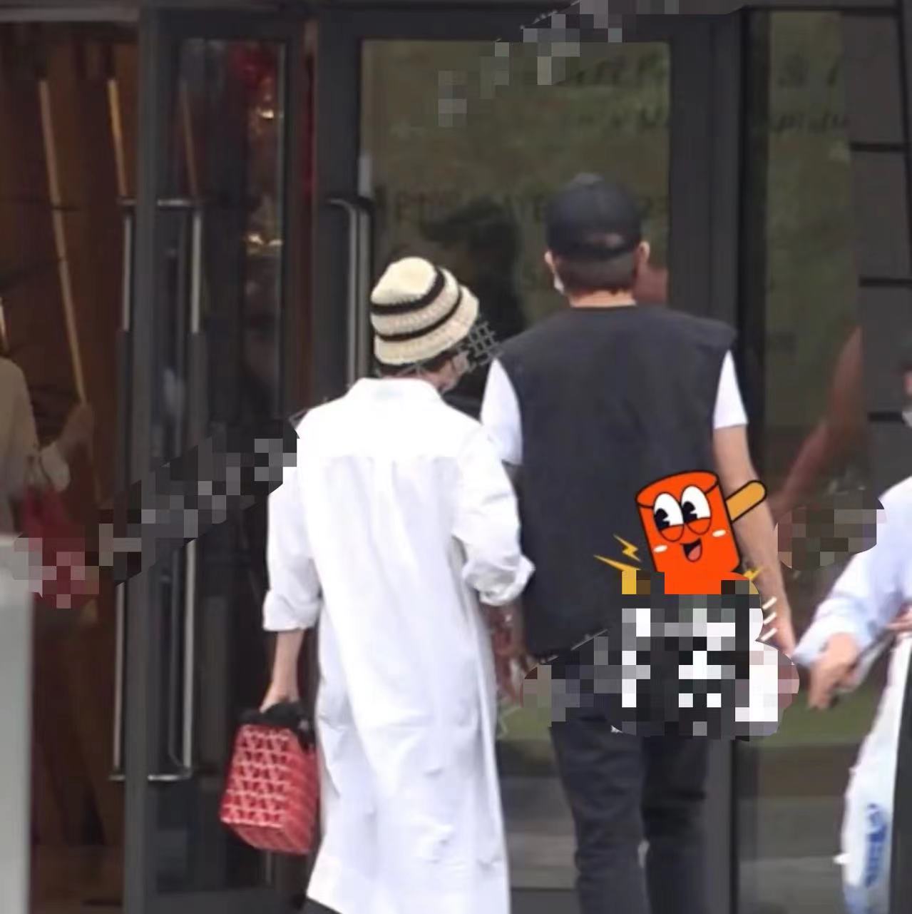 孙俪|邓超携妻儿看女儿演出！孙俪拎万元包衣着宽松，11岁儿子身高猛长