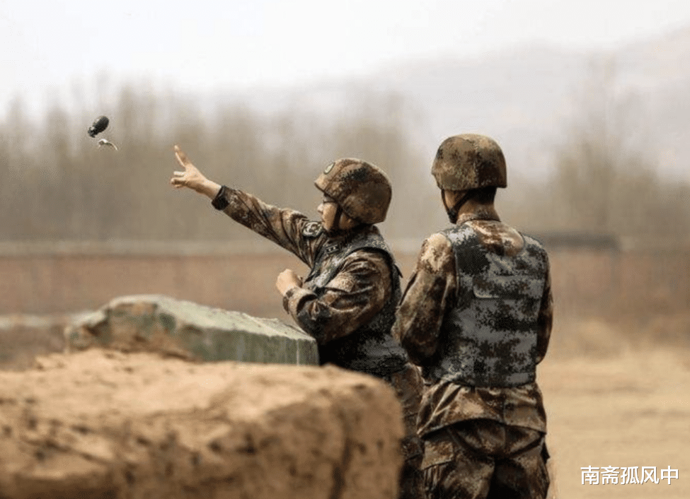 李云龙:一个女人都能把手榴弹扔30米,实际如何?老兵说了大实话