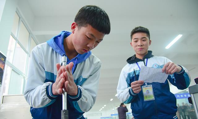 沙雕|职校毕业才发现,“趁着年轻学技术”可能是谎言,应聘技工也被嫌