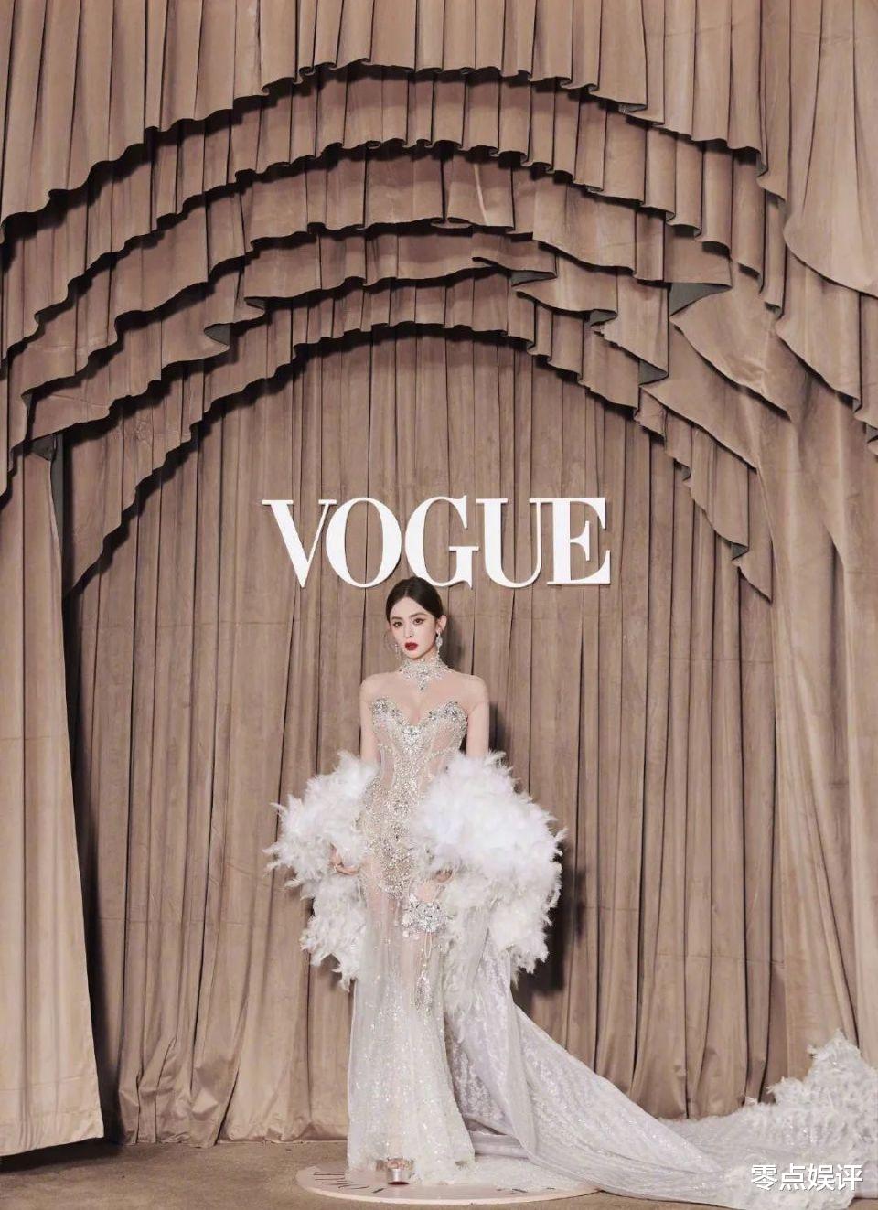 周冬雨张子枫红毯造型尴尬：想性感露了个寂寞，童星别穿大人衣服