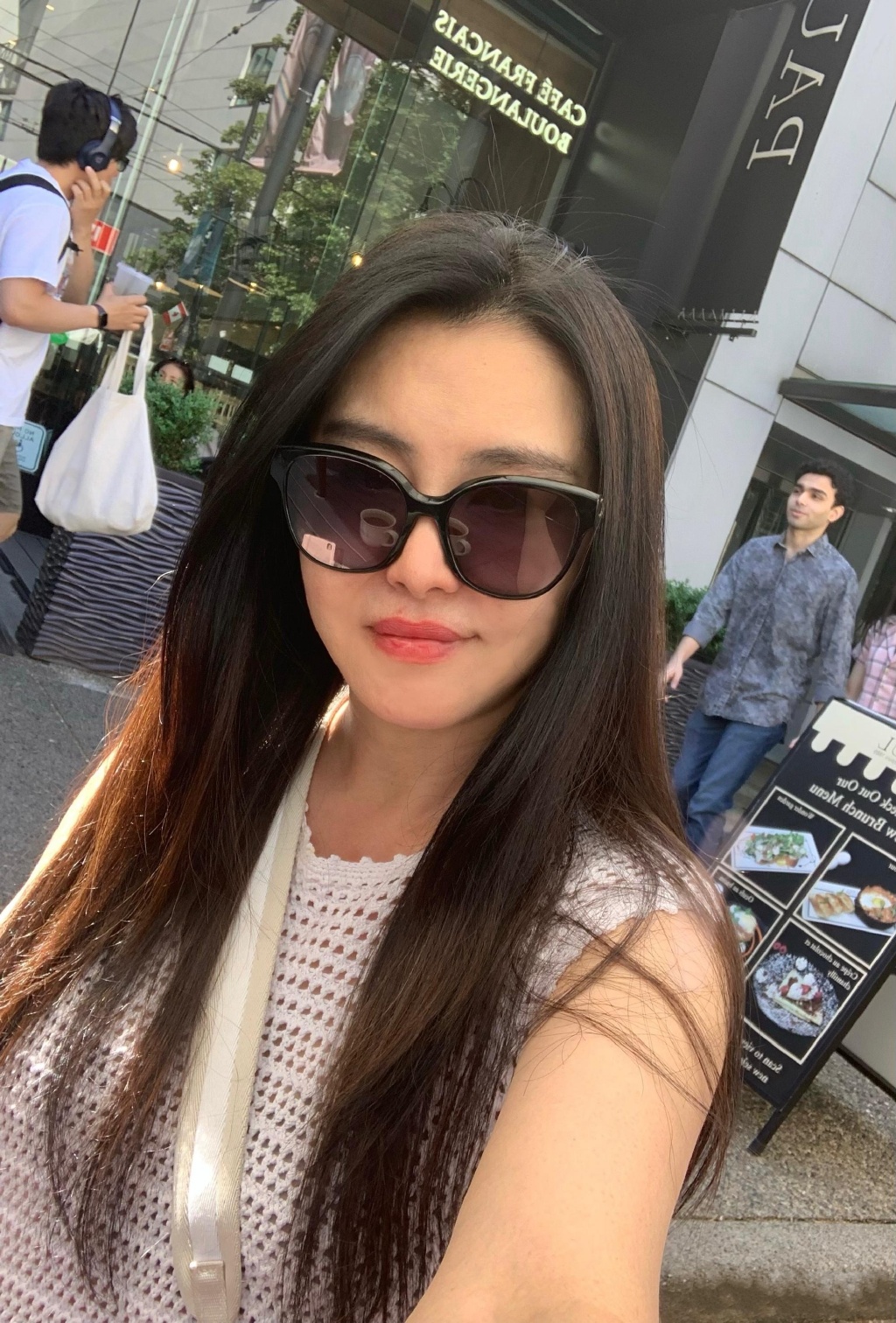 林心儿为爸爸准备四个大蛋糕庆生,而林建岳私生女晒照为妈妈买花