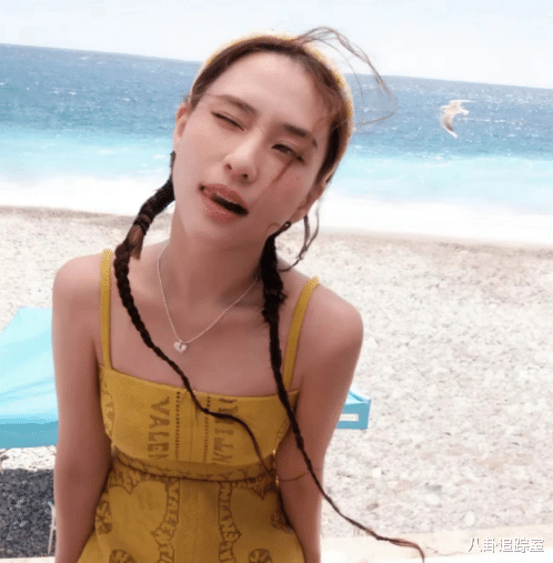 怀了?何超莲晒近照,素颜出镜满脸雀斑疑怀孕,400W钻石项链吸睛