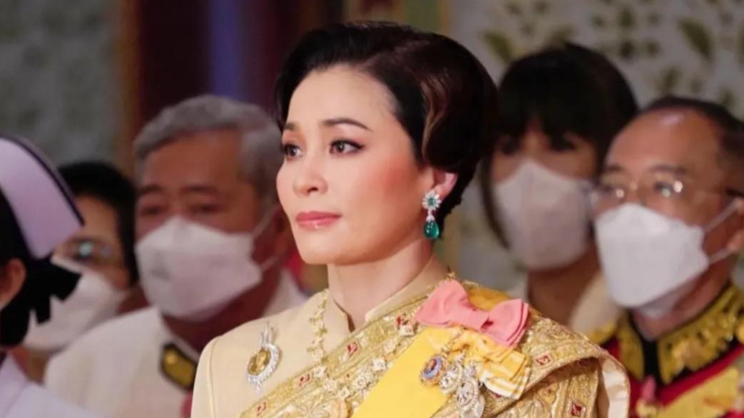 发型 泰国王后又换新发型！头发留长10厘米，一头黑长直美过85后贵妃了
