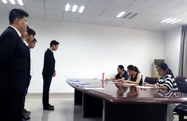 艺高人胆大，女子同时供职16家公司3年后买别墅，网友：这是人才