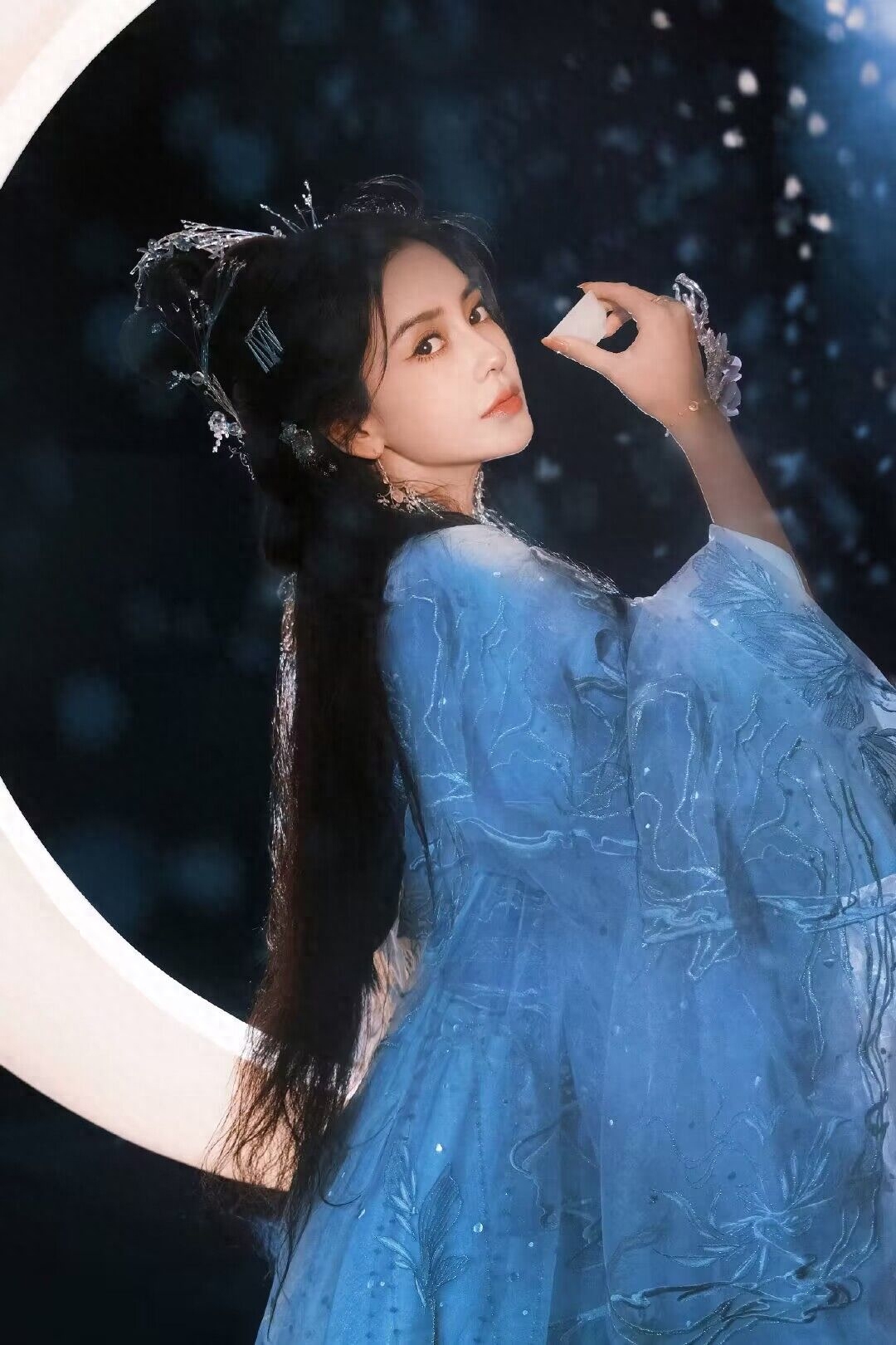 杨颖方回应避重就轻，舆论越演越烈，黄晓明评论区也成了吃瓜地