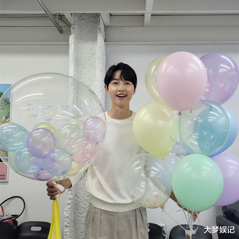 狂飙|比较爱宋慧乔?宋仲基再婚娶洋妞,爸秒挂记者电话、妈冷回“无话可说”