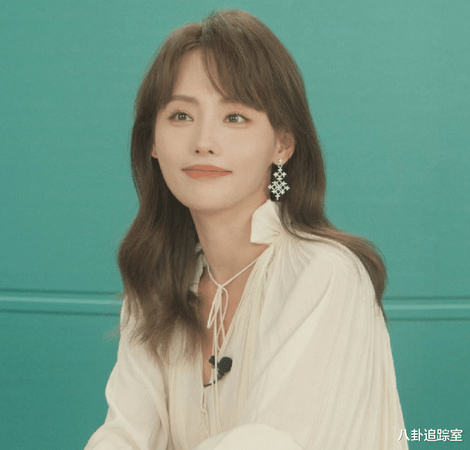 张嘉倪三里屯被偶遇，穿短袖皮肤黝黑似路人，买超带女友疑回新房