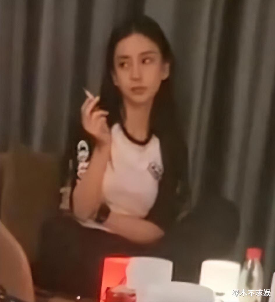 Angelababy|baby和高层互动，交头接耳举止暧昧，谄媚形象和荧屏前相差甚远！