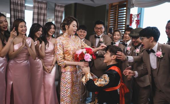 激光笔|又一香港千金风光出嫁！和老公甜蜜拥吻