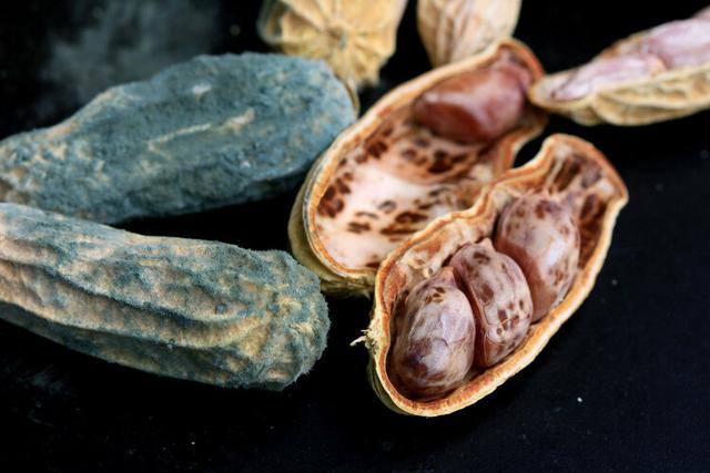 全球近一半肝癌在中国，再三提醒：家中的3种食物，尽早撤下餐桌