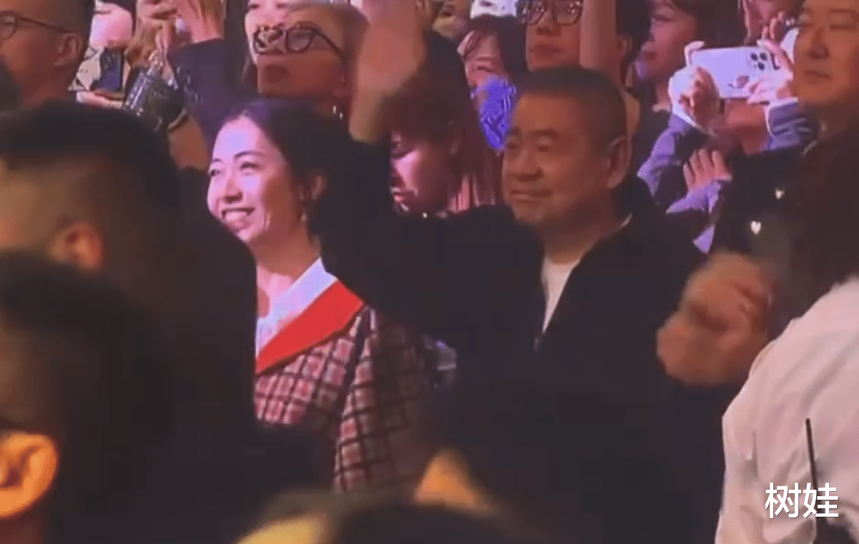 刘銮雄陪甘比看黎明演唱会,手舞足蹈跟唱很投入,面露慈祥心情好