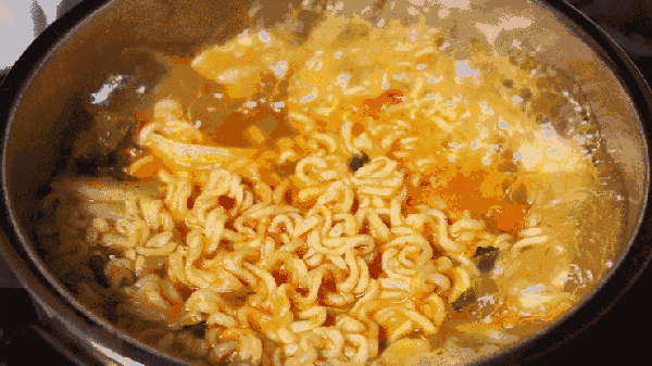 每天1包方便面，身体会发生什么变化？这样吃更健康→