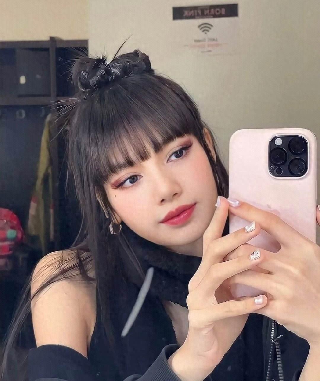 Lisa疯马秀后回国，男友疏远，无粉丝接机大哭，跪求原公司合作