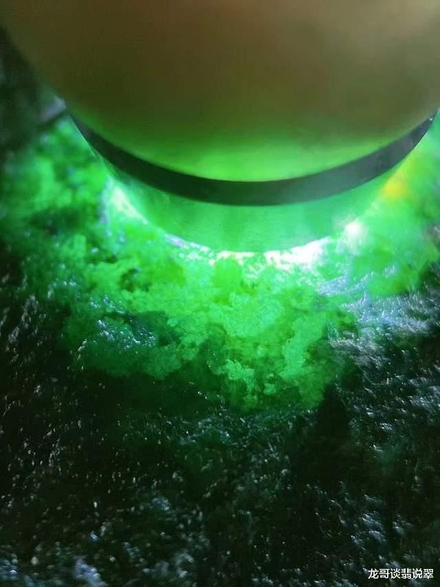 翡翠|龙哥说翡翠:你知道如何用灯光来区别翡翠的灰底和底色吗?