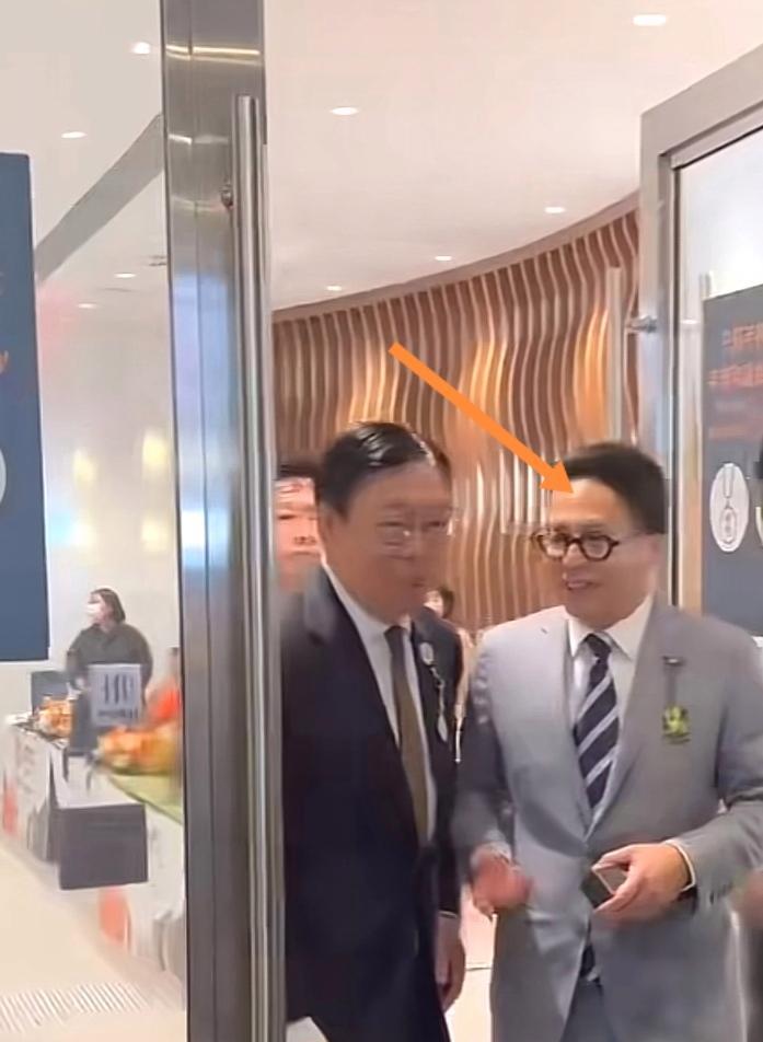 李泽楷|李泽楷公开现身!老外保镖保护,西服金挂饰惹眼,梁洛施倾心之人