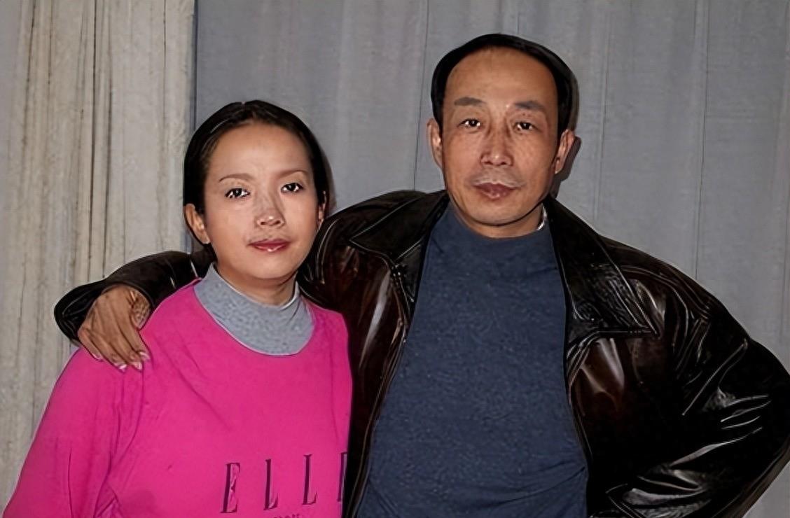 移居美国后暴露本性还是“神”迷心窍?吕丽萍夫妇在美国闹尽笑话