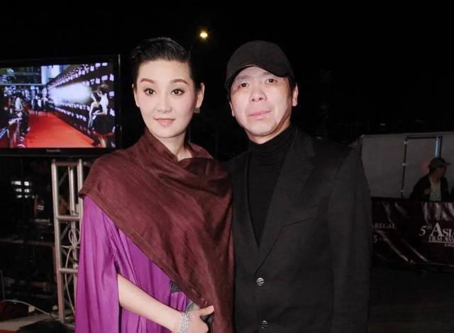 冯小刚又爆一大瓜,妻子徐帆收养的女儿,竟是他的“私生女”
