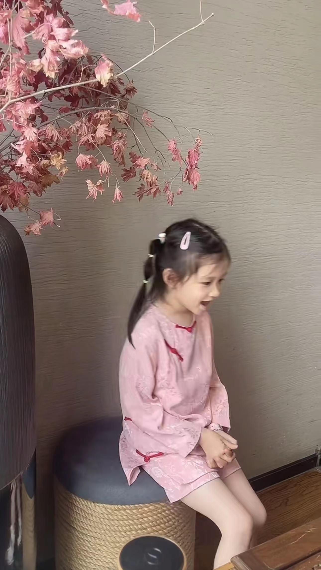 唐菀|曹云金唐菀复婚同居再添实锤?同晒娃庆母亲节,女儿五官深邃太像爸爸!