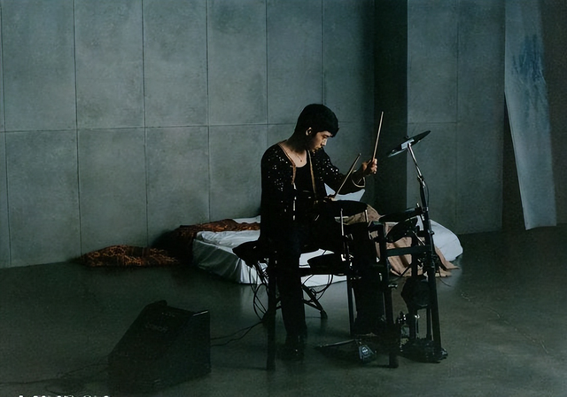 33岁井柏然的豪宅火了,因“工业风”圈粉无数,网友:越看越高级