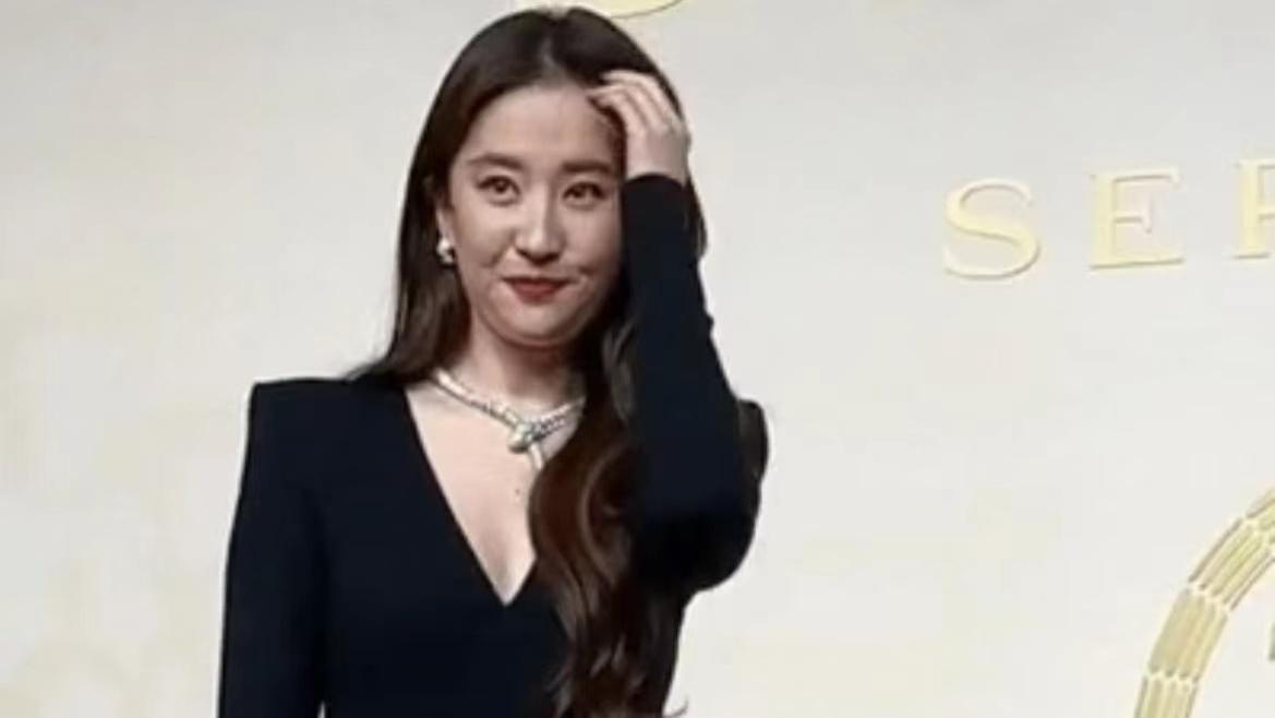 杨紫|刘亦菲的双下巴、王子文的赘肉、杨紫的肚子，治好女性的容貌焦虑