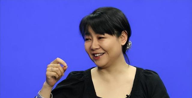 萨日娜：结婚33年只生孩子不做饭，帅气演员丈夫潘军却把她宠成宝