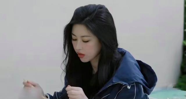 蔡少芬吐槽朱珠坐姿,网友:优雅的人是刻到骨子里的优雅