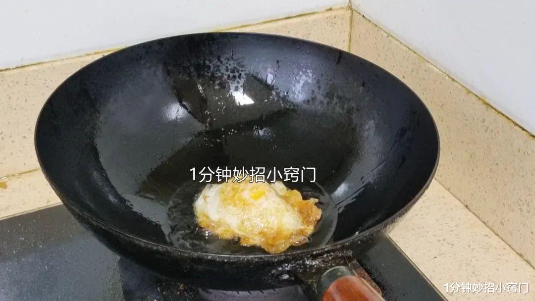 鸡蛋|应该用“冷油”还是“热油”来煎荷包蛋?怪不得老粘锅