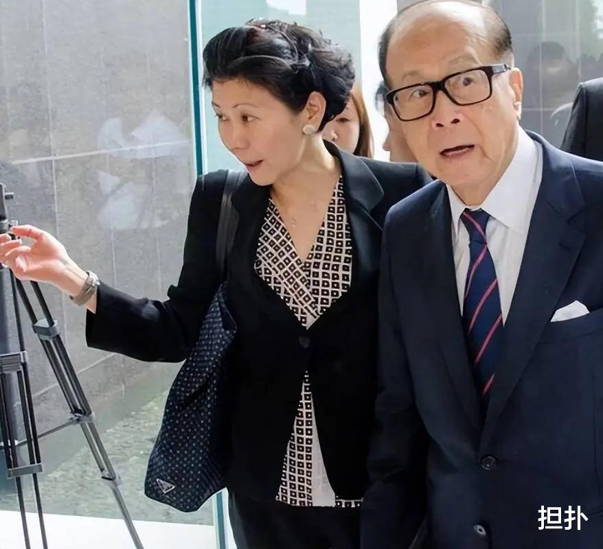 池晟|李泽钜李泽楷兄弟难得同框,一起出席世交葬礼,两人还为对方扶灵