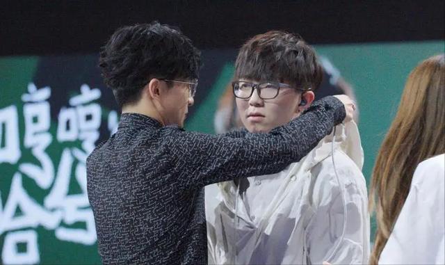 一个唱歌不要钱,一个红了十几年不开演唱会,海蝶旗下两大赔钱货