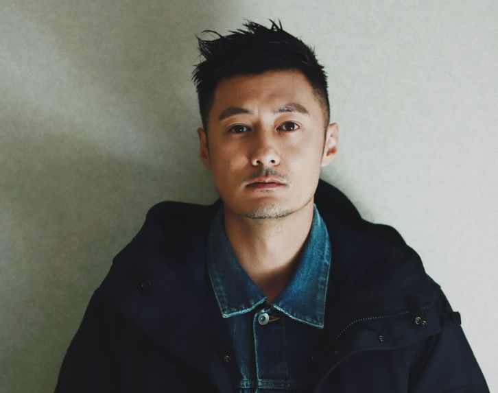 余文乐晒与女儿一起洗澡照片,拍摄视角引争议,自称很享受引众怒