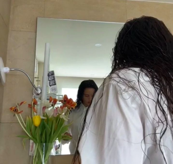 西班牙天后把与Lisa疯马秀合影贴浴室镜子上，大赞她跳得好想合作