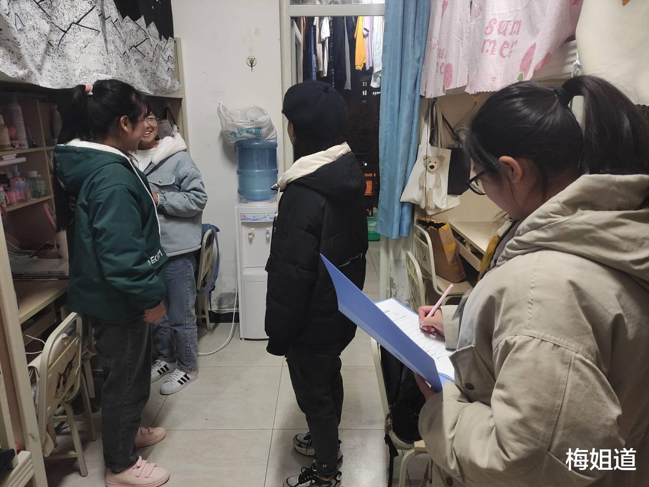 宿舍 一整个裂开，室友在宿舍开店遭吐槽，“墙裂”建议学校恢复查寝