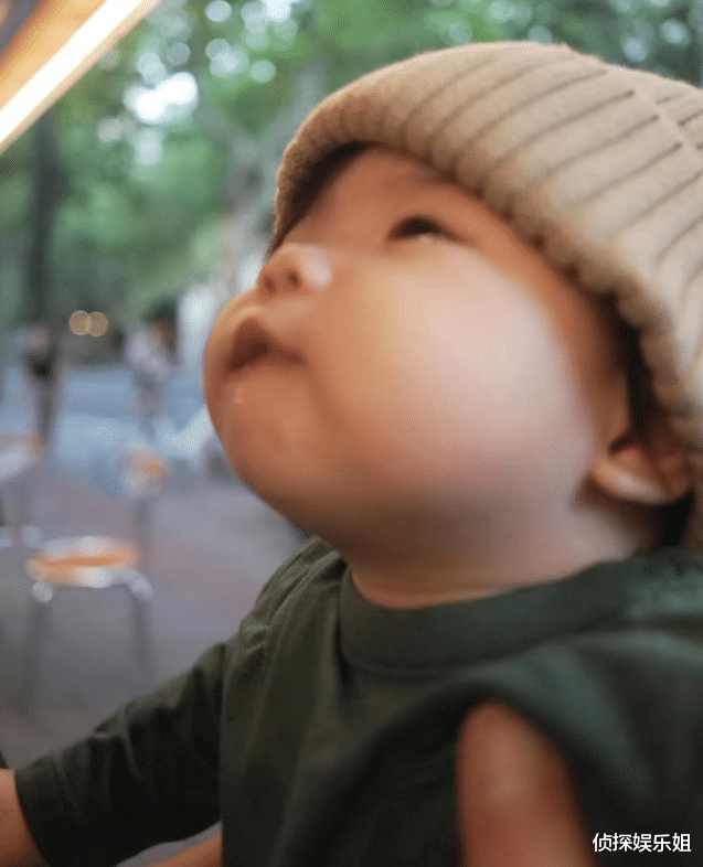 郑恺前任程晓玥带女儿出街,母女穿搭潮流超养眼,胖豆莲藕腿抢镜