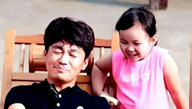 马蓉王宝强离婚后首度同框，37岁金发造型显年轻，两人差距明显！