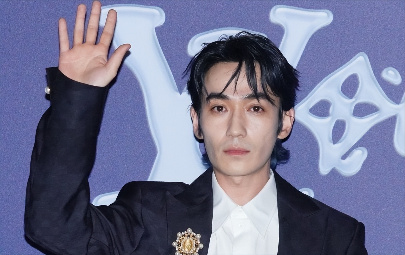 香港这一夜,有人穿“睡衣”,有人像“三星堆”,有人像遛弯大爷