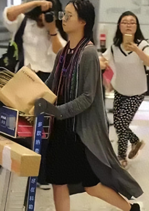 有种“整容”叫小彩旗长大，早恋、拔丝吻、浓妆艳抹的她像换个人