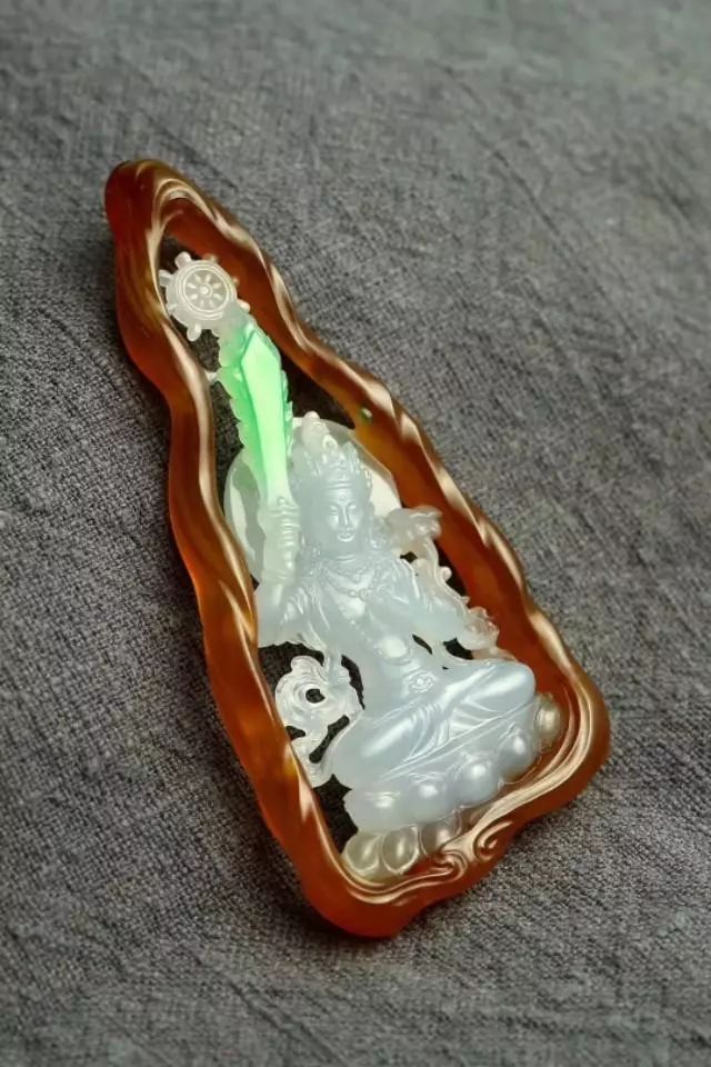 |一块不起眼的翡翠怪桩料，玉雕大师如何精雕细琢的？