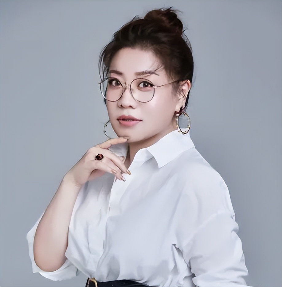 演小品被骂上热搜,还是英国国籍,蒋诗萌到底什么来头?