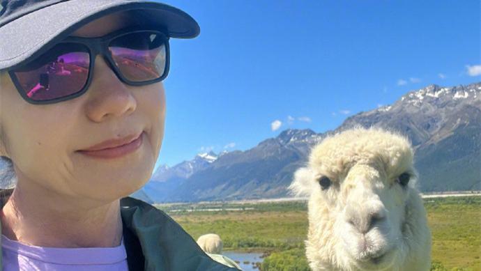 春夏|钟楚红晒新西兰生活靓照！农场摘水果开心看羊驼，丧夫后单身15年