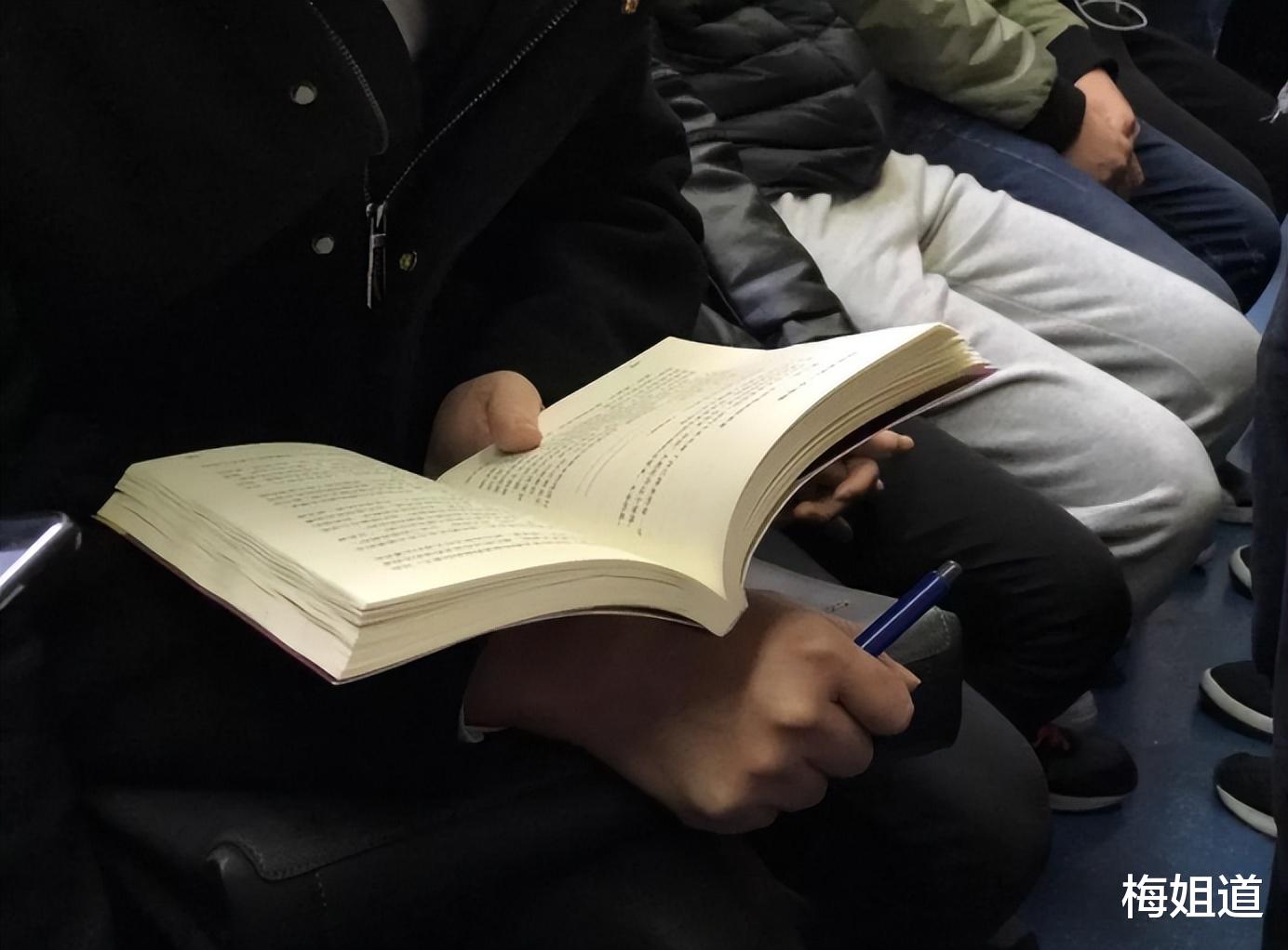 考研|专科生“端起铁饭碗”,惊艳考公圈,是真有实力还是“天掉馅饼”