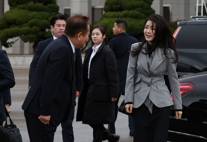 韩国第一夫人又又又出发了!启程出发荷兰,灰西装配裹身黑裙超美