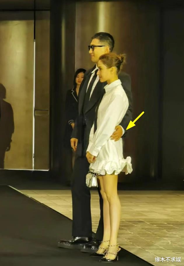 被曝染指股权失败家暴,窦骁何超莲合体亮相,甜蜜互动力破家暴传闻!