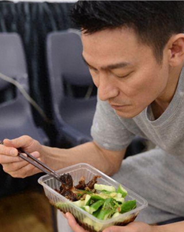 61岁刘德华晒一日3餐,网友感叹他太狠了,难怪看起来像40岁的人