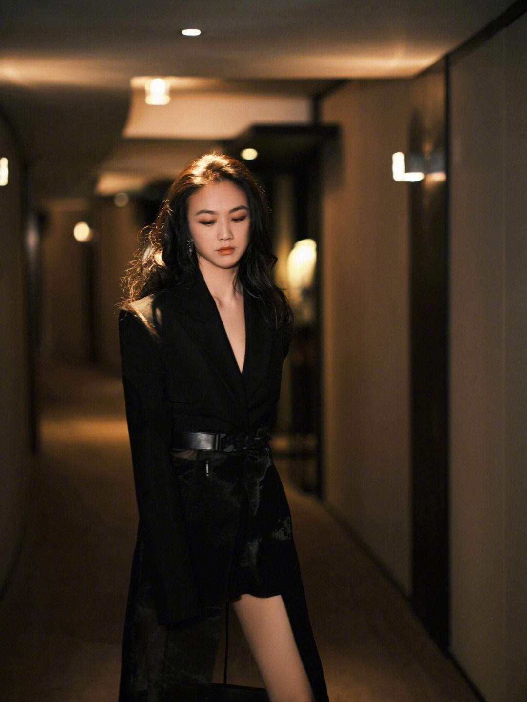 汤唯|44岁汤唯独自坐飞机回韩国!穿着时尚似年轻小哥,面容略显焦脆