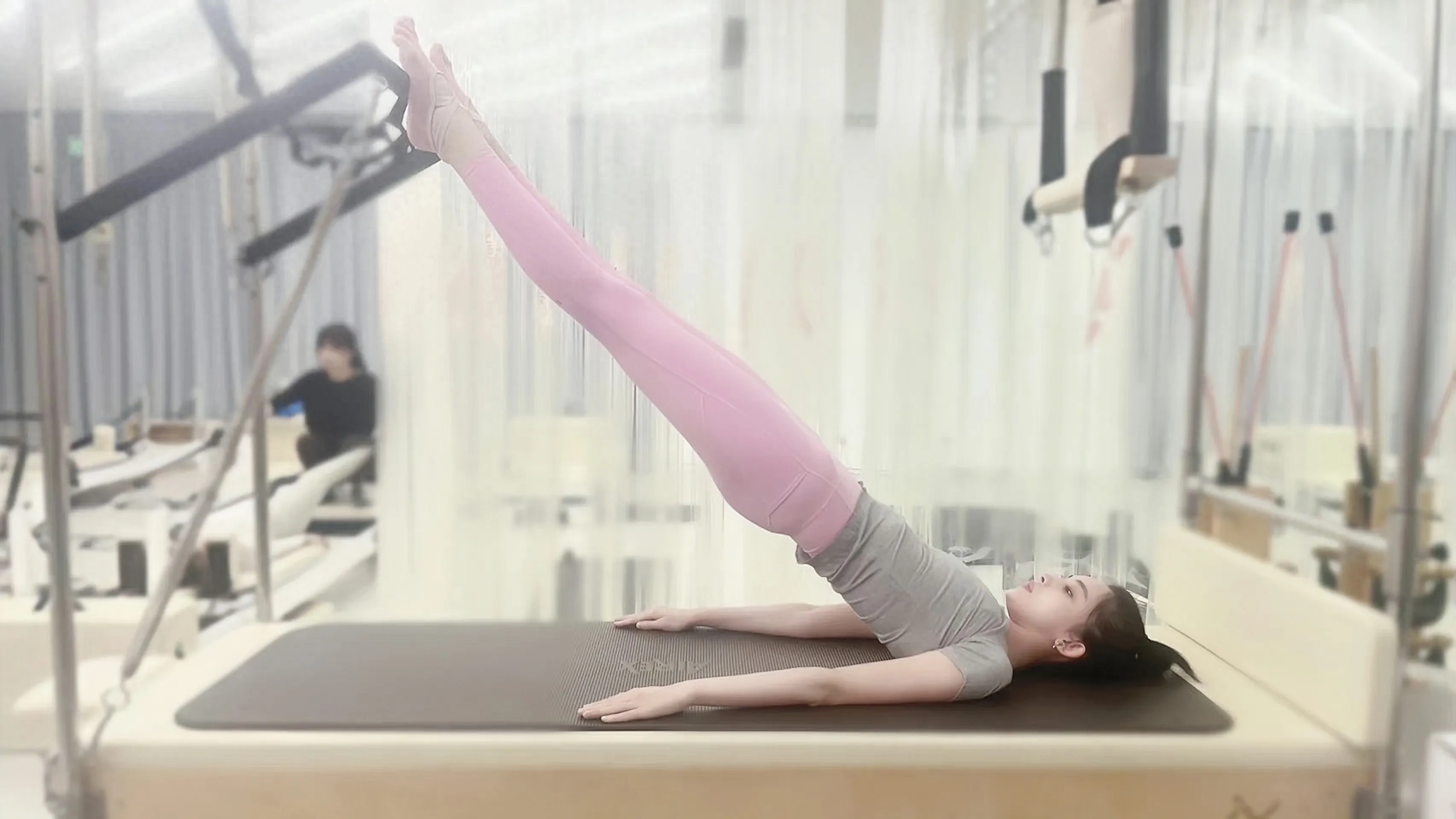 古力娜扎身穿紧身瑜伽服,与徐冬冬差了八个档次