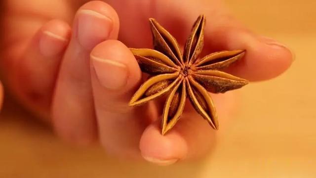 没想到,厨房里最常用的东西有“剧毒”,看完后赶紧扔掉,别乱用