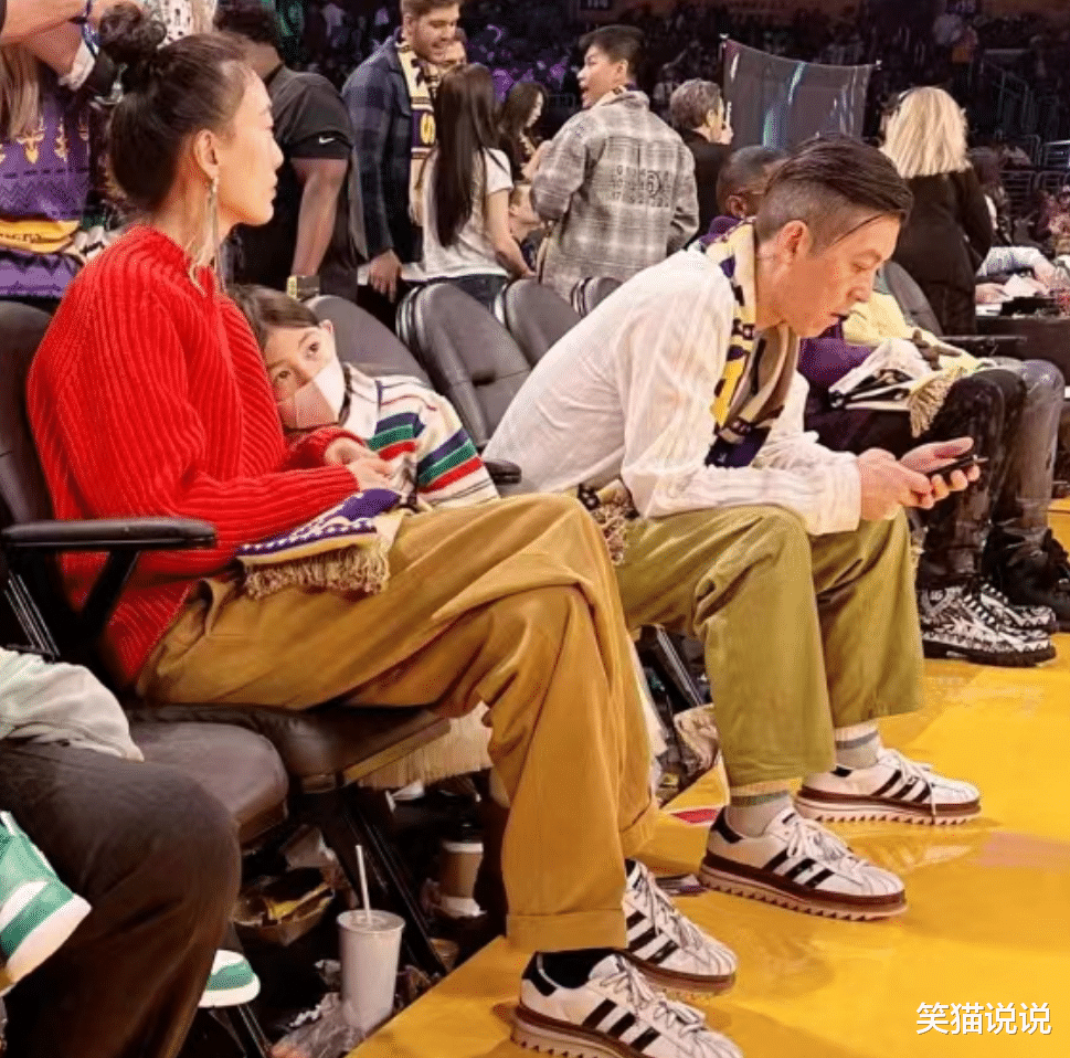 陈冠希一家三口看篮球赛:6岁女儿长高许多,越发像秦舒培!