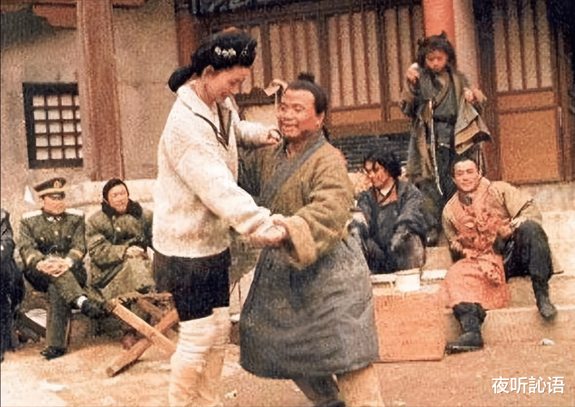 演员休息时都在干嘛?唐僧躲在树林抽烟,再看杨紫我可以笑一整天